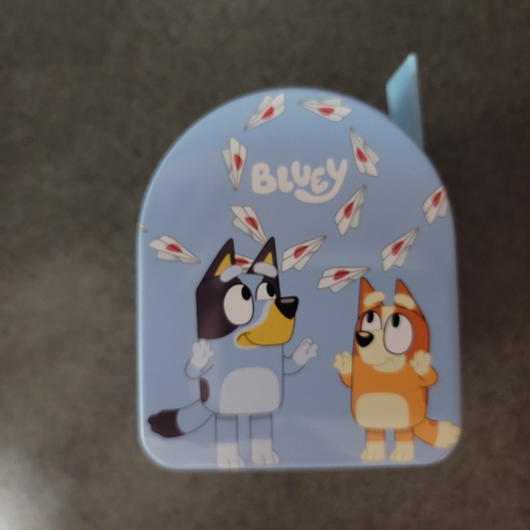 Bluey & Bingo Valentines Tin!! - Picture 4 of 5